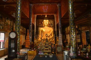 Luang Pho Daeng, tapınaktaki ana Buda görüntüsü. Wat Phra 'da Hariphunchai Woramahawihan. Tayland 'daki Lumphun Phovince' de..