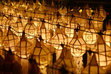 Wat Phra That Hariphunchai 'deki Fener Festivali' nin dokusu ve arka planı. Bu her yıl yapılan ve Loy Krathong geleneğinin bir parçası olan bir gelenektir. 