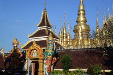 Wat Phra 'daki altın pagoda Suthon Mongkhon Khiri Samakhitham 1977' de inşa edilmiş bir tapınaktır. Uygulamalı Lanna sanatının en güzel koleksiyonlarından biri olma özelliğine sahip bir tapınak. Tayland 'da bulunan Phae.