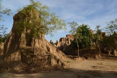 Sao Din Na Noi topoğrafyası dik uçurumlar, çubuklar, koniler ve sivri tepeler gibi görünen erozyonlu tortu parçalarından oluşmuştur. Tayland 'ın Nan eyaletinde yer almaktadır..