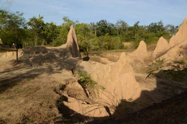 Sao Din Na Noi topoğrafyası dik uçurumlar, çubuklar, koniler ve sivri tepeler gibi görünen erozyonlu tortu parçalarından oluşmuştur. Tayland 'ın Nan eyaletinde yer almaktadır..