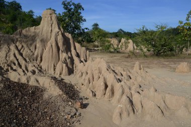 Sao Din Na Noi topoğrafyası dik uçurumlar, çubuklar, koniler ve sivri tepeler gibi görünen erozyonlu tortu parçalarından oluşmuştur. Tayland 'ın Nan eyaletinde yer almaktadır..