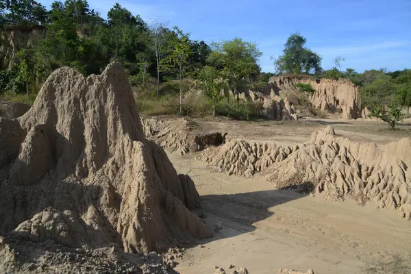 Sao Din Na Noi topoğrafyası dik uçurumlar, çubuklar, koniler ve sivri tepeler gibi görünen erozyonlu tortu parçalarından oluşmuştur. Tayland 'ın Nan eyaletinde yer almaktadır..