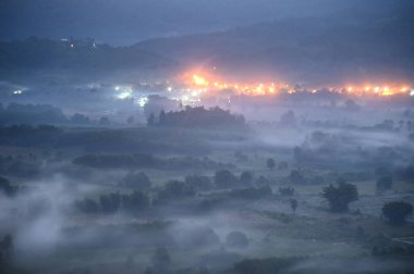 Phu Langka Orman Parkı güzel bir sis denizi olan bir dağ silsilesidir. Ve burası popüler bir yer. Sabahleyin her yer sisle çevrilidir. Tayland 'ın Phayao eyaletinde yer almaktadır..