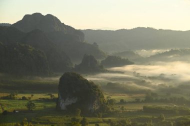 Phu Langka Orman Parkı bir dizi dağ sırasıdır. Sıradışı ve benzersiz şekilleri olan dağlar var. Ortasında tek başına yer alan bina, sabahları sisle çevrilidir. Tayland 'ın Phayao eyaletinde yer almaktadır..