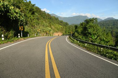 Tayland 'da manzaralı dağ manzarasında açık otoyol.
