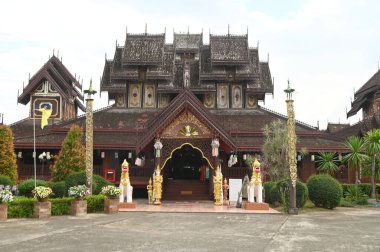 Wat Nantaram, Shan-Burmese tarzında Budist sanatıyla çok güzel. Ahşap oymaları çok güzel dekore edilmiş meşe ağacı tapınağıyla göze çarpıyor. Tayland 'ın Phayao eyaletinde yer almaktadır..