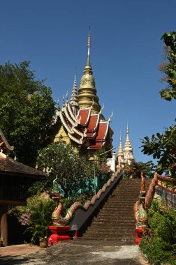 Wat Phra Phutthabat Tak Pha 'nın merdivenlerindeki yılan heykeli. Bornozlarının kurutulduğu bölgede oturan Lord Buddha 'nın ayak izleri olduğuna inanılıyor. Tayland 'ın Lamphun eyaletinde yer almaktadır..