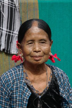 MINDAT, MYANMAR - 6 Aralık 2018: Ay kabilesinden kimliği belirsiz bir kadın, Mindat City, Chin State, yüzüne siyah mürekkep dövmesi yaptırdı. Bu, yakalanmamak için yüzü saklamak için..