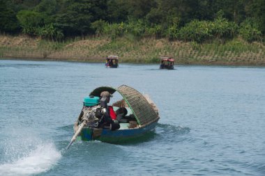 MINDAT, MYANMAR - 6 ARALIK 2018: Meçhul insanlar uzun kuyruklu bir teknede Ay Kabilesi, Mindat City, Chin State 'deki Lemro Nehri' nde naklediliyor.