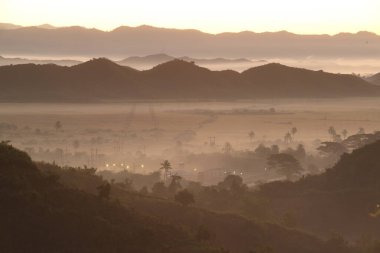 Rattanabun Chedi bakış açısıyla dağın tepesinden akşam manzarası. Vadide uzun bir sis vardı. Mrauk-U şehrinde, Myanmar.