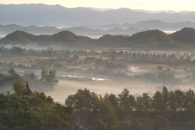 Rattanabun Chedi bakış açısıyla dağın tepesinden akşam manzarası. Vadide uzun bir sis vardı. Mrauk-U şehrinde, Myanmar.