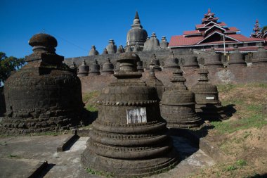 Wat Shitetaung Phaya bu tapınak 1535 'te küçük bir tepenin üzerine inşa edildi. Tünel gibi bir terası var. Yaklaşık 100 metre uzunluğundadır ve Buda Jataka ile ilgili yüksek yardım tablolarıyla süslenmiştir. Myanmar 'daki Mrauk-U' da..