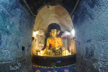 Wat Shitetaung Praya 'da her iki tarafında 100 metre uzunluğunda tünel benzeri bir balkonda Buda heykeli. Myanmar 'daki Mrauk-U şehrinde..