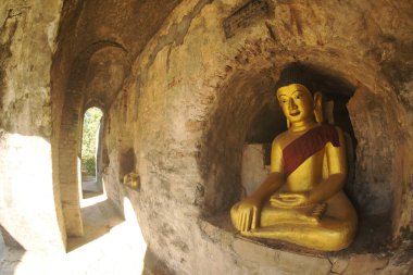Wat Shitetaung Praya 'da her iki tarafında 100 metre uzunluğunda tünel benzeri bir balkonda Buda heykeli. Myanmar 'daki Mrauk-U şehrinde..