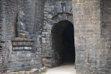 Kothaung Paya 'daki Buda heykeli ya da Wat Phra Kao Muen' de oturuyor çünkü ona kötü şeylere karşı korunmaya yardım etmek deniyor. Tapınağın içinde 90.000 Buda resmi oyuldu. Myanmar 'daki Mrauk-U şehrinde..