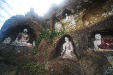 Akauk Taung 'un Htonbo köyü yakınlarındaki Ayeyavadee nehri boyunca Akauk Dağı uçurumunda kumtaşına oyulmuş bir Buda resmi var. Magway Bölgesi. Myanmar.