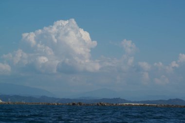 Güzel beyaz bulutlar yüzüyor toprağın üzerinde.