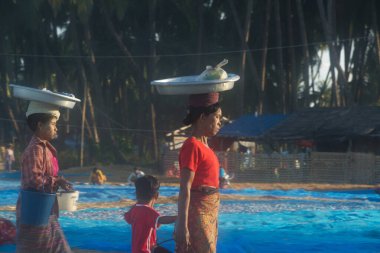 Thandbiz, Myanmar -10 Aralık 2018: Ngapali sahilindeki bir balıkçı köyünde kimliği belirsiz bir köylü, 10 Aralık 2018 'de Myanmar' ın en ünlü plajıdır. Rakhine eyaletinin Bengal Körfezi 'nde yer almaktadır..