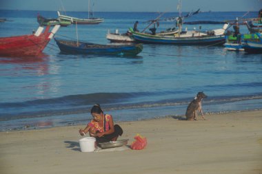 Thandwe, Myanmar -10 Aralık 2018: Ngapali sahilindeki bir balıkçı köyünde plastik tanklarda balık tutan kimliği belirsiz bir köylü, 10 Aralık 2018 'de Myanmar' ın en ünlü plajıdır. Rakhine eyaletinin Bengal Körfezi 'nde yer almaktadır..
