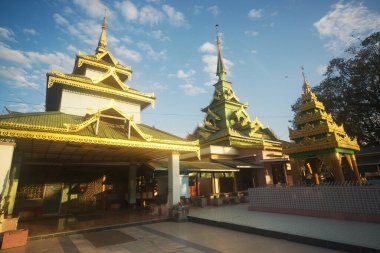 Shwe Myethman Tapınağı 'nın içindeki mimari ve binalar altın gözlüklü Shwe Myethman Buda' nın kutsandığı yerdir. Myanmar 'daki Shwedaung şehrinde..