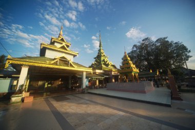 Shwe Myethman Tapınağı 'nın içindeki mimari ve binalar altın gözlüklü Shwe Myethman Buda' nın kutsandığı yerdir. Myanmar 'daki Shwedaung şehrinde..