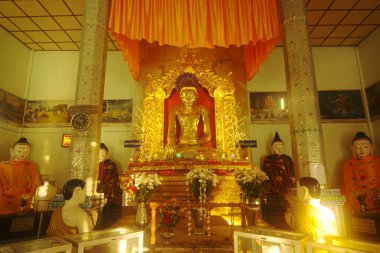 Shwe Myethman Buddha gözlük takıyor. Shwe Myethman Tapınağı 'nda insanların Buddha imajına gözlük bağışladıklarında bilgelik ve zeka aktarmak istediklerine inanılır. Myanmar 'daki Shwedaung şehrinde..