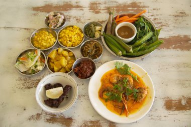 Myanmar 'daki yerel restoranda ya da dükkanda çeşitli Burma yemekleri olan masadaki en iyi manzara..