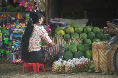 Pyay, Myanmar - 11 Aralık 2018: Myanmar, Pyay 'da her gün çocuklara çeşitli sebze ve oyuncaklar satan kimliği belirsiz bir kadın satıcı.