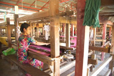 7 Aralık 2018: Geleneksel pamuk ipliklerle dokuma tezgahı üzerinde çalışan kimliği belirsiz bir kadın. Asya kültürü.