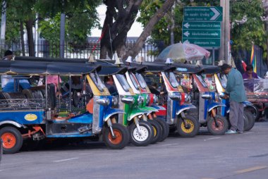 Bangkok, Tayland - 9 Haziran 2010: Üç tekerlekli motorlu araçlar, veya yerel lehçeler Krikkai Yolu üzerinde tuk-tuk-tuk. 9 Haziran 2010 'da müşteriler ve turistler bekliyor..