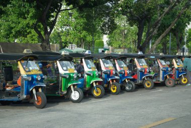 Bangkok, Tayland - 9 Haziran 2010: Üç tekerlekli motorlu araçlar, veya yerel lehçeler Krikkai Yolu üzerinde tuk-tuk-tuk. 9 Haziran 2010 'da müşteriler ve turistler bekliyor..