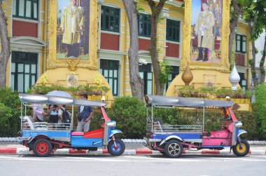 BANGKOK, THAILAND - 24 AĞUSTOS 2024: 3 tekerlekli otomobil veya Tayland sembollü Tuk-tuk Wat Pho 'da yolcuları bekliyor. Bu tür araçlar burada popüler bir ulaşım şeklidir..