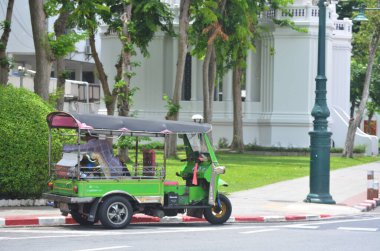 BANGKOK, THAILAND - 24 AĞUSTOS 2024: 3 tekerlekli otomobil veya Tayland sembollü Tuk-tuk Wat Pho 'da yolcuları bekliyor. Bu tür araçlar burada popüler bir ulaşım şeklidir..