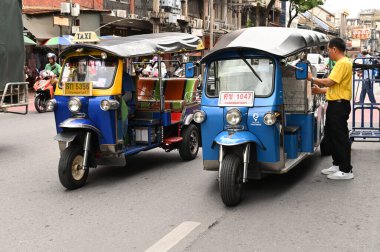 Bangkok, Tayland - 28 Ağustos 2024: 3 tekerlekli otomobil (tuk-tuk) 28 Ağustos 2024 tarihinde Bangkok 'un başkentinde Yaowarat yolunda durdu ve yolcu bekliyor..