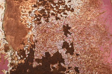 Metal duvarın dokusu ya da arka planı pasla kırmızıya boyanmıştır. Aşınması, hasarı, kırılması ve soyulması var..