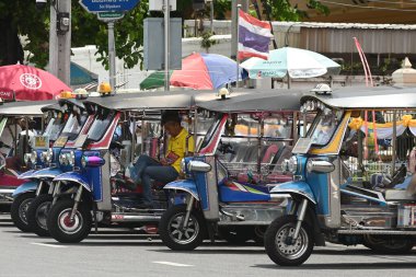 Bangkok, Tayland - 28 Ağustos 2024: 3 tekerlekli otomobil (tuk tuk tuk). 28 Ağustos 2024 'te Wat Mahathat Yuwarajarangsarit Rajaworamahavihara' da durup yolcuları beklemektedir. Bu tür bir araç burada yaygın bir ulaşım biçimidir..