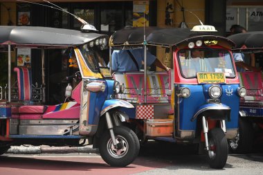 Bangkok, Tayland - 28 Ağustos 2024: Üç Tekerlekli Verhicles veya Tuk-tuk, 28 Ağustos 2024 tarihinde Wat Pho tapınağında yolcu bekleyen Tayland 'ın bir sembolüdür. Bu tür araçlar burada popüler bir ulaşım şeklidir..