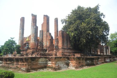 Ana Vihara 'daki Buda tamamen kırmızı tuğlalardan yapılmıştır. Zamanla bozuluyor ama Ayutthaya döneminin eski mimarisini ve büyüklüğünü de gösteriyor. Tayland 'daki Ayutthaya Tarih Parkı' ndaki Wat Thammickarat 'ta yer almaktadır..
