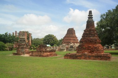 Wat Thammikarat 'ın ana Pagoda' sı, üssün etrafında aslan heykelleri ve aslan heykelleri ile ve zamanla bozulur ama aynı zamanda ihtişamı gösterir ve Ayutthaya döneminin antik mimarisini de gösterir. Phra Nakhon Si Ayutthaya eski kentinde.