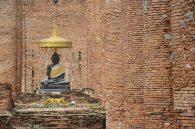 Ana Vihara 'daki Buda tamamen kırmızı tuğlalardan yapılmıştır. Zamanla bozuluyor ama Ayutthaya döneminin eski mimarisini ve büyüklüğünü de gösteriyor. Tayland 'daki Ayutthaya Tarih Parkı' ndaki Wat Thammickarat 'ta yer almaktadır..