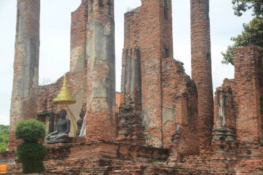 Ana Vihara 'da süslenmiş açık hava siyahı Buddha tamamen kırmızı tuğlalardan yapılmıştır. Zamanla bozuluyor ama Ayutthaya döneminin eski mimarisini ve büyüklüğünü de gösteriyor. Ayutthaya 'daki Wat Thammickarat' ta.