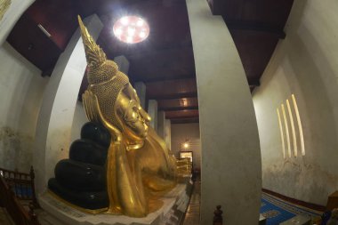 Wat Thammickarat 'taki Vaaz Salonu' nda (Vihara) altın yaslanan Buda. 12 metre uzunluğunda ve kuzeye bakıyor. Ayakları altınla kaplı ve camla süslenmiş. Tayland 'daki Ayutthaya Tarihi Parkında yer almaktadır..