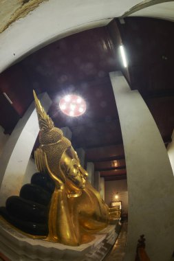 Wat Thammickarat 'taki Vaaz Salonu' nda (Vihara) altın yaslanan Buda. 12 metre uzunluğunda ve kuzeye bakıyor. Ayakları altınla kaplı ve camla süslenmiş. Tayland 'daki Ayutthaya Tarihi Parkında yer almaktadır..