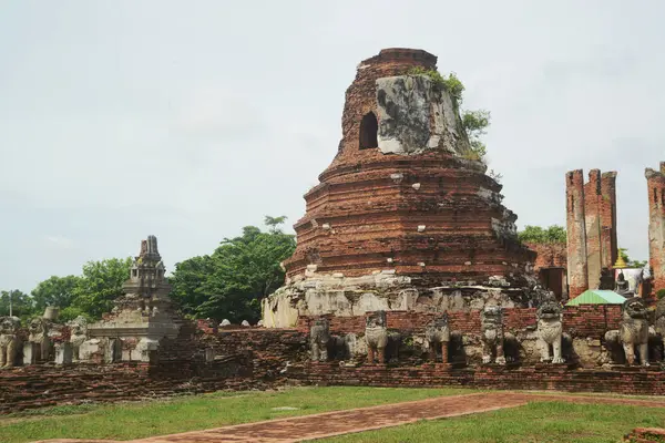 Wat Thammikarat 'ın ana Pagoda' sı, üssün etrafında aslan heykelleri ve aslan heykelleri ile ve zamanla bozulur ama aynı zamanda ihtişamı gösterir ve Ayutthaya döneminin antik mimarisini de gösterir. Phra Nakhon Si Ayutthaya eski kentinde.