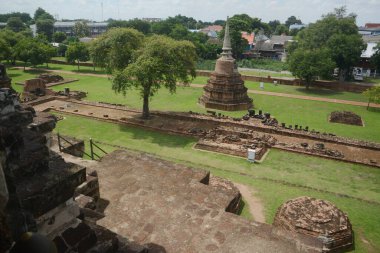 Wat Ratchaburana en büyük ve en eski tapınaktır. Bir sürü suç örgütü tarafından saldırıya uğramasıyla ünlü. Pagoda 'nın içinde yasa dışı bir mezar kazmış. Tayland 'daki Ayutthaya Tarihi Parkında yer almaktadır..