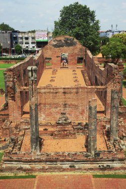 Ayutthaya, Tayland - 25 Ağustos 2024: Kimliği belirsiz toristlerin Wat Ratchaburana 'ya yaptığı ziyaret en büyük ve en eski tapınaktır. Ayutthaya Tarihi Parkında.
