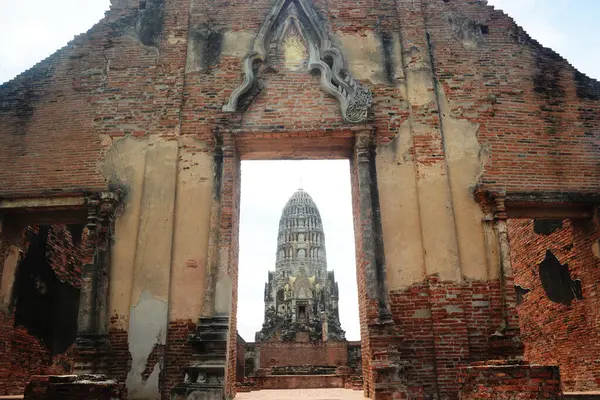 Wat Ratchaburana en büyük ve en eski tapınaktır. Bir sürü suç örgütü tarafından saldırıya uğramasıyla ünlü. Pagoda 'nın içinde yasa dışı bir mezar kazmış. Ayutthaya antik kentinde.