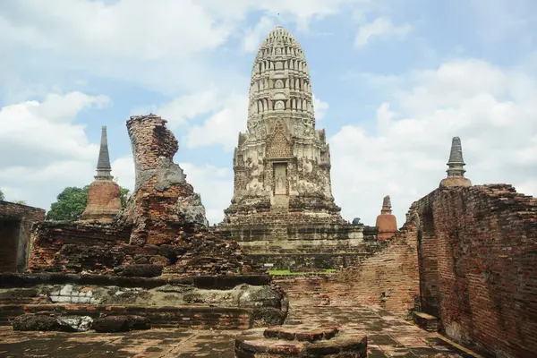 Wat Ratchaburana en büyük ve en eski tapınaktır. Bir sürü suç örgütü tarafından saldırıya uğramasıyla ünlü. Pagoda 'nın içinde yasa dışı bir mezar kazmış. Ayutthaya antik kentinde.