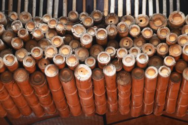 Bambuların dokusu ve arkaplanı dik bir doğrultuda dizilmiştir..